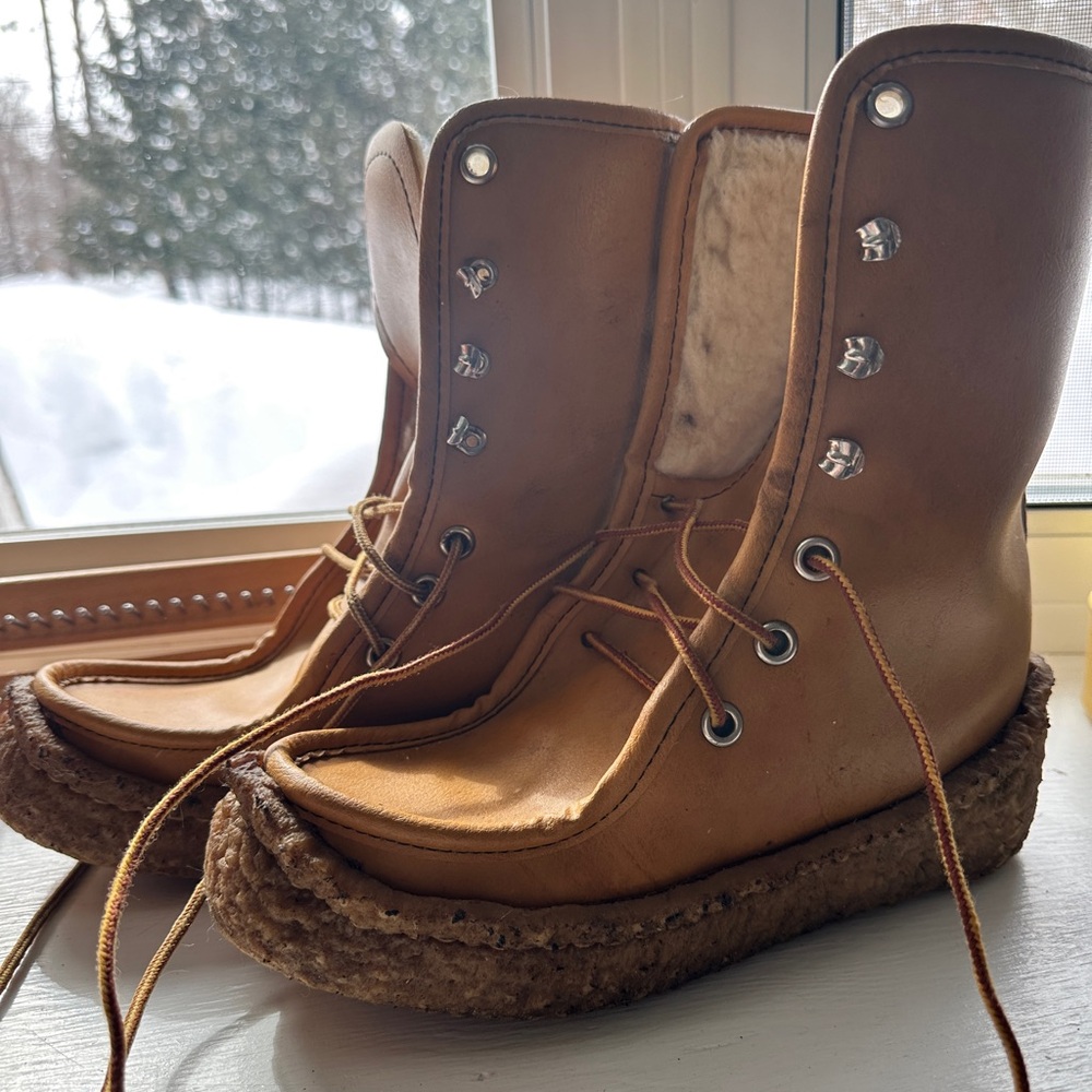 Vintage 70s Maple Leaf Shoe in VGUC. Size 5 (fits woman size 7)